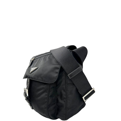 lato Borsa Prada in nylon nero con finiture in pelle tono su tono; munita di una tracolla in tessuto regolabile, di lusso, originale, ottime condizioni. 