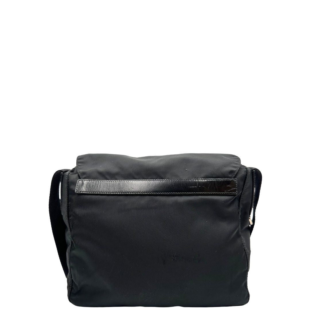 retro Borsa Prada in nylon nero con finiture in pelle tono su tono; munita di una tracolla in tessuto regolabile, di lusso, originale, ottime condizioni. 
