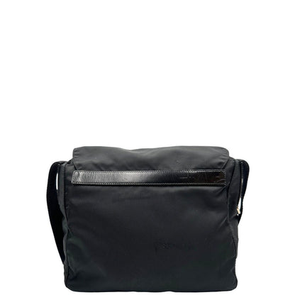 retro Borsa Prada in nylon nero con finiture in pelle tono su tono; munita di una tracolla in tessuto regolabile, di lusso, originale, ottime condizioni. 
