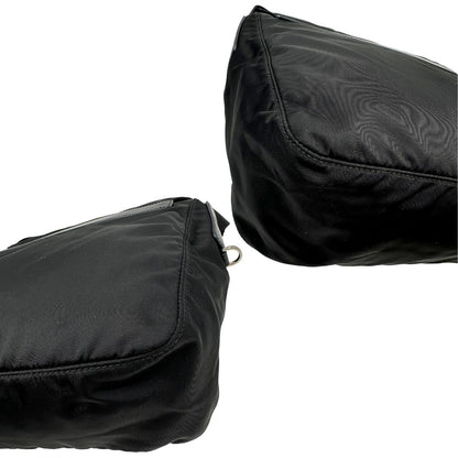 angoli Borsa Prada in nylon nero con finiture in pelle tono su tono; munita di una tracolla in tessuto regolabile, di lusso, originale, ottime condizioni. 