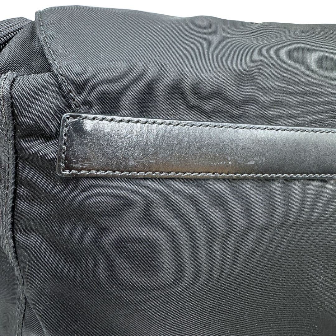 Borsa Prada in nylon nero con finiture in pelle tono su tono; munita di una tracolla in tessuto regolabile, di lusso, originale, ottime condizioni.