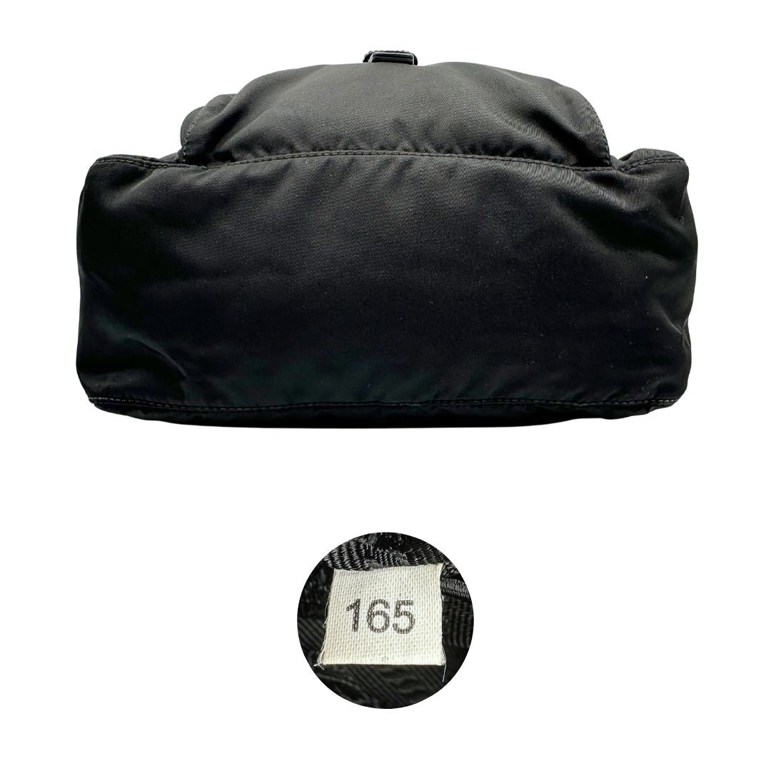 base Borsa Prada in nylon nero con finiture in pelle tono su tono; munita di una tracolla in tessuto regolabile, di lusso, originale, ottime condizioni.