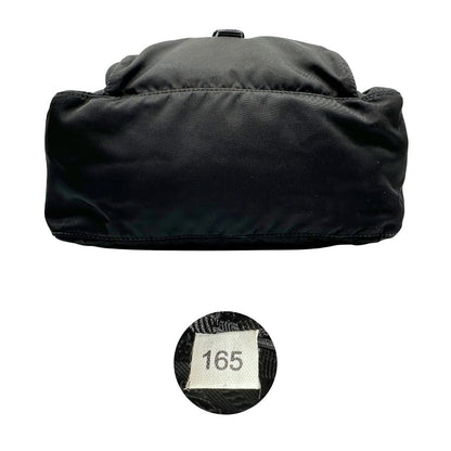 base Borsa Prada in nylon nero con finiture in pelle tono su tono; munita di una tracolla in tessuto regolabile, di lusso, originale, ottime condizioni.