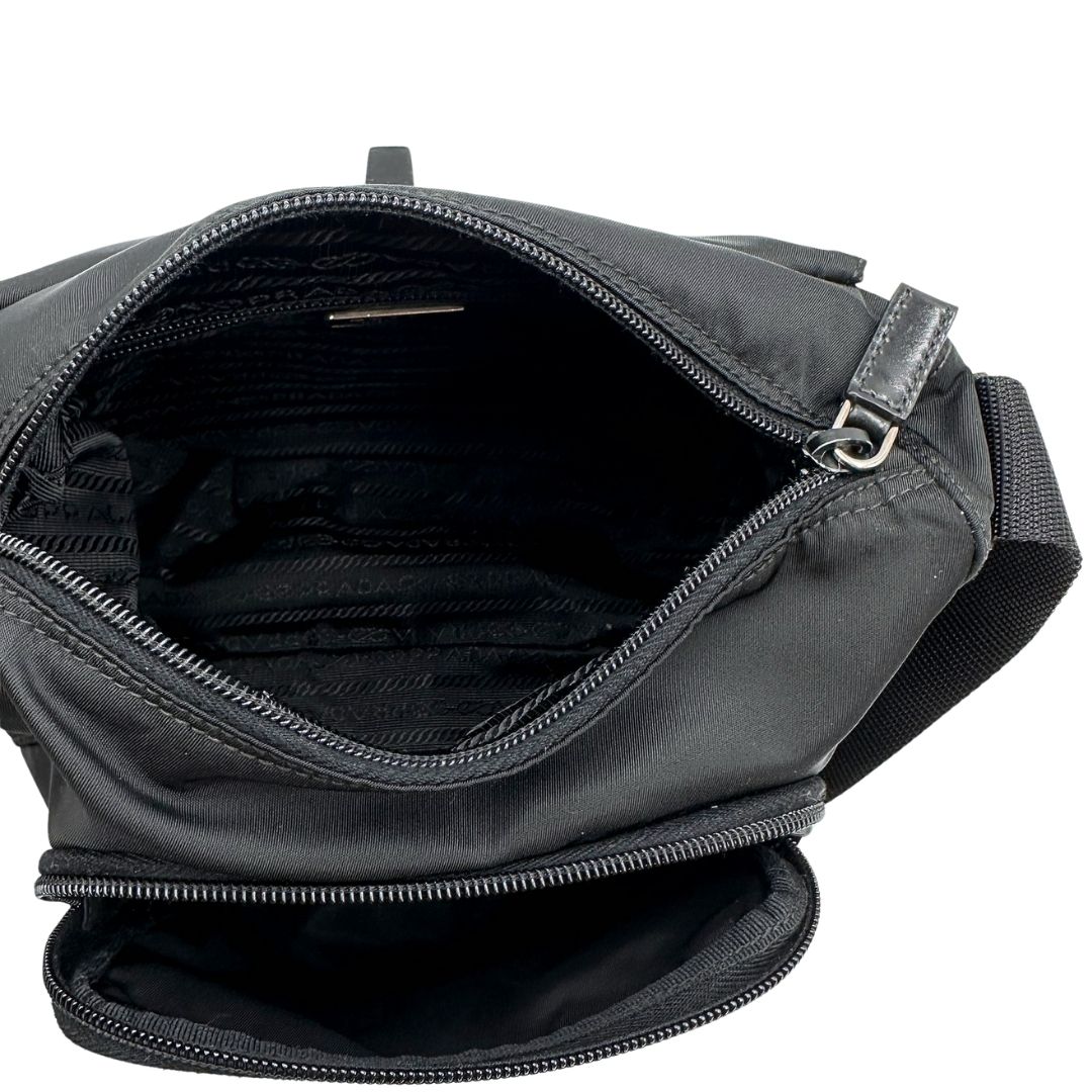 interno Borsa Prada in nylon nero con finiture in pelle tono su tono; munita di una tracolla in tessuto regolabile, di lusso, originale, ottime condizioni. 