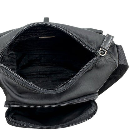 interno Borsa Prada in nylon nero con finiture in pelle tono su tono; munita di una tracolla in tessuto regolabile, di lusso, originale, ottime condizioni. 