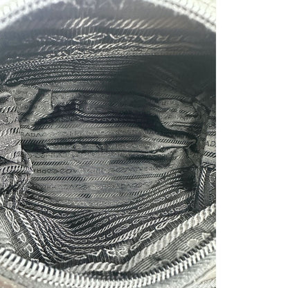 interno Borsa Prada in nylon nero con finiture in pelle tono su tono; munita di una tracolla in tessuto regolabile, di lusso, originale, ottime condizioni. 