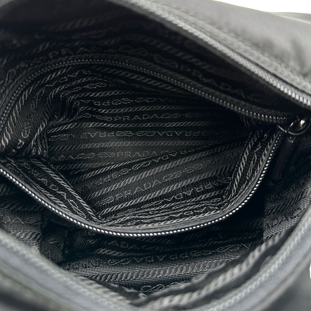 interno Borsa Prada in nylon nero con finiture in pelle tono su tono; munita di una tracolla in tessuto regolabile, di lusso, originale, ottime condizioni. 