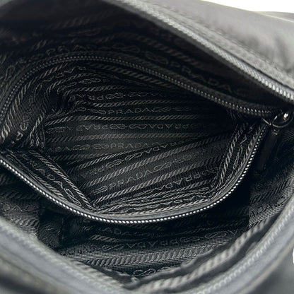 interno Borsa Prada in nylon nero con finiture in pelle tono su tono; munita di una tracolla in tessuto regolabile, di lusso, originale, ottime condizioni. 