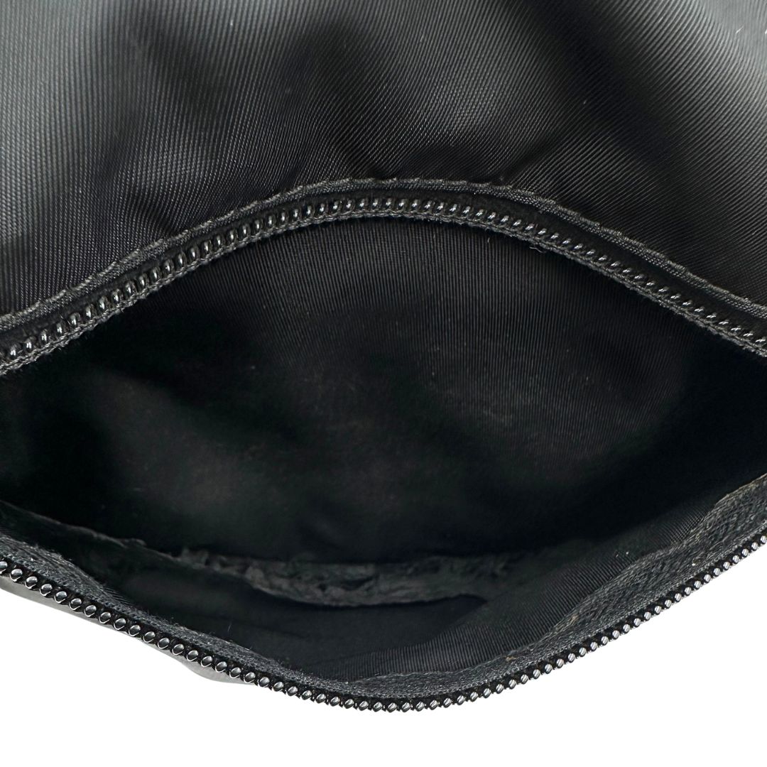 interno Borsa Prada in nylon nero con finiture in pelle tono su tono; munita di una tracolla in tessuto regolabile, di lusso, originale, ottime condizioni. 