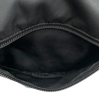 interno Borsa Prada in nylon nero con finiture in pelle tono su tono; munita di una tracolla in tessuto regolabile, di lusso, originale, ottime condizioni. 