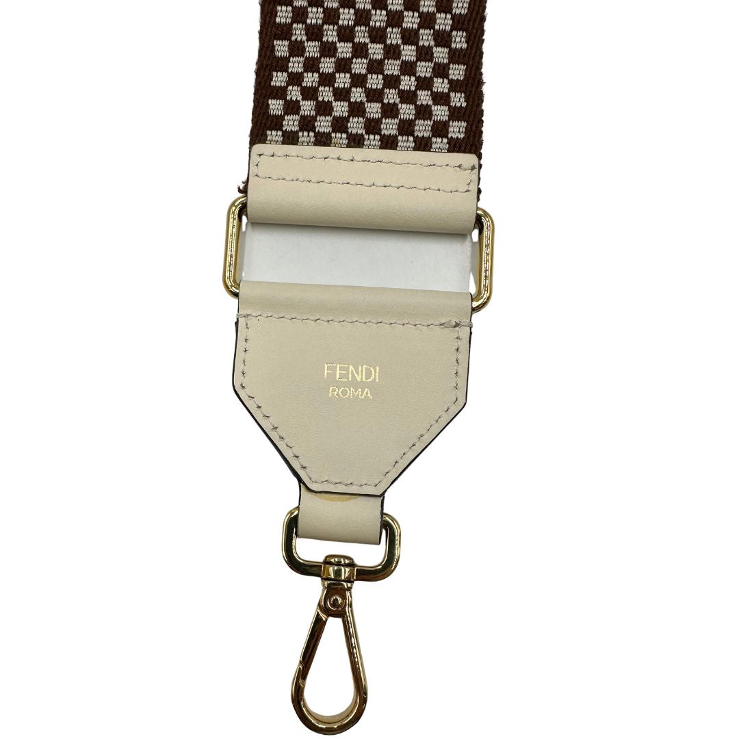 Accessorio tracolla Fendi realizzato in tessuto e pelle con maxi logo, di lusso, eccellenti condizioni, usata.