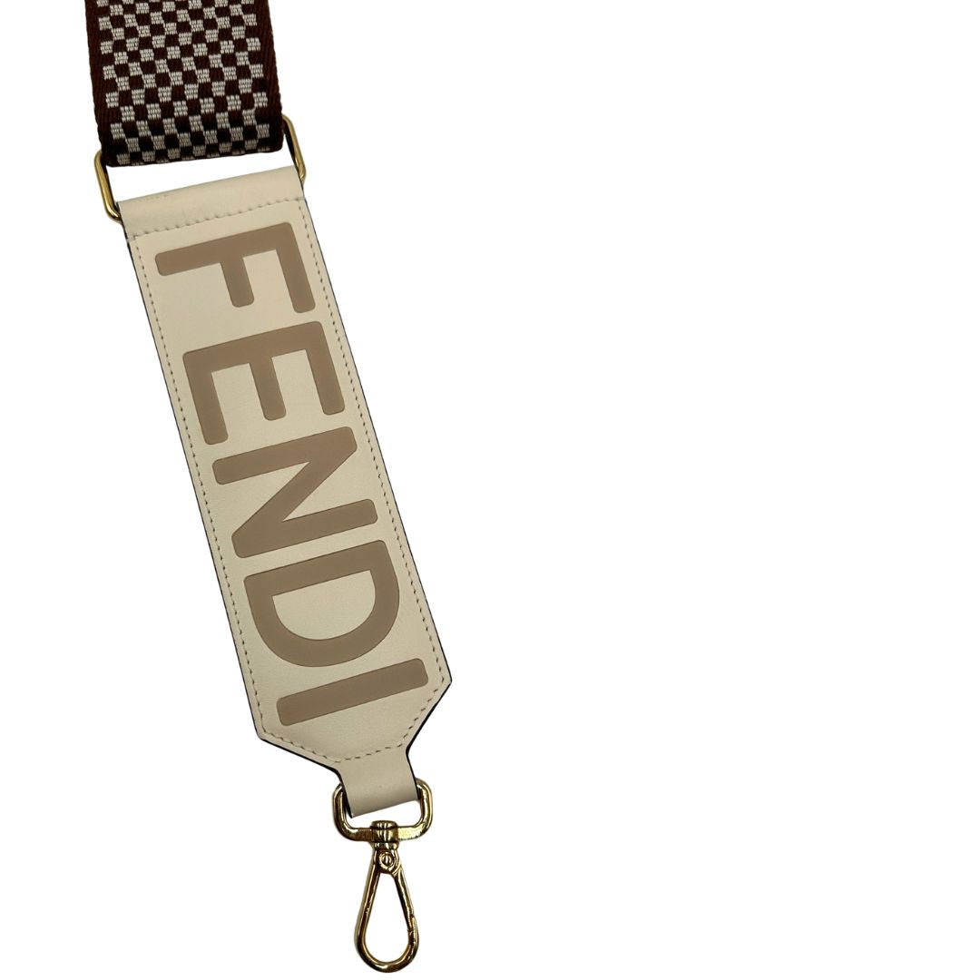 Accessorio tracolla Fendi realizzato in tessuto e pelle con maxi logo, di lusso, eccellenti condizioni, usata.