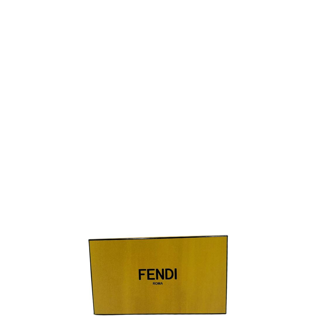 Accessorio tracolla Fendi realizzato in tessuto e pelle con maxi logo, di lusso, eccellenti condizioni, usata.