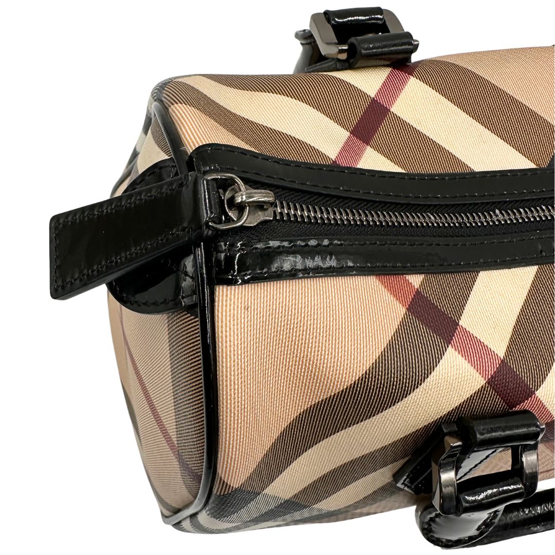 Bauletto Burberry in canvas tartan sui toni del beige e finiture in pelle verniciata nera, di lusso, originale.