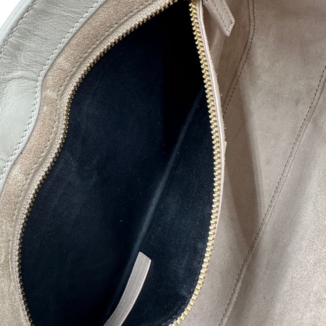 interno Borsa Saint Laurent LE 5 À 7 in pelle bianca, compatta e spaziosa, puoi portarla a mano o a spalla, di lusso, originale, ottime condizioni, usata.
