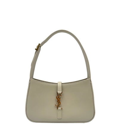 front Borsa Saint Laurent LE 5 À 7 in pelle bianca, compatta e spaziosa, puoi portarla a mano o a spalla, di lusso, originale, ottime condizioni, usata.