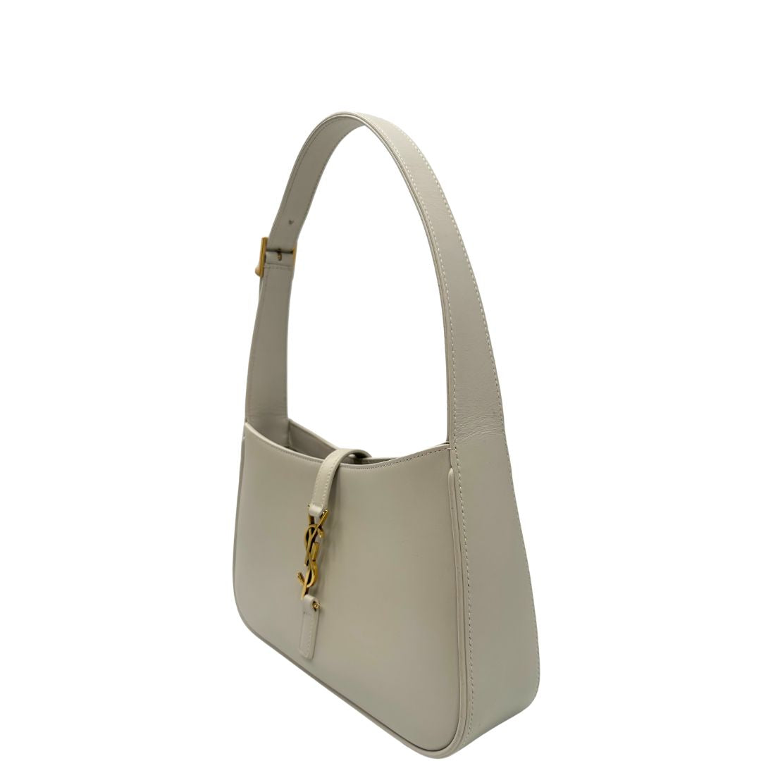 lato Borsa Saint Laurent LE 5 À 7 in pelle bianca, compatta e spaziosa, puoi portarla a mano o a spalla, di lusso, originale, ottime condizioni, usata. 