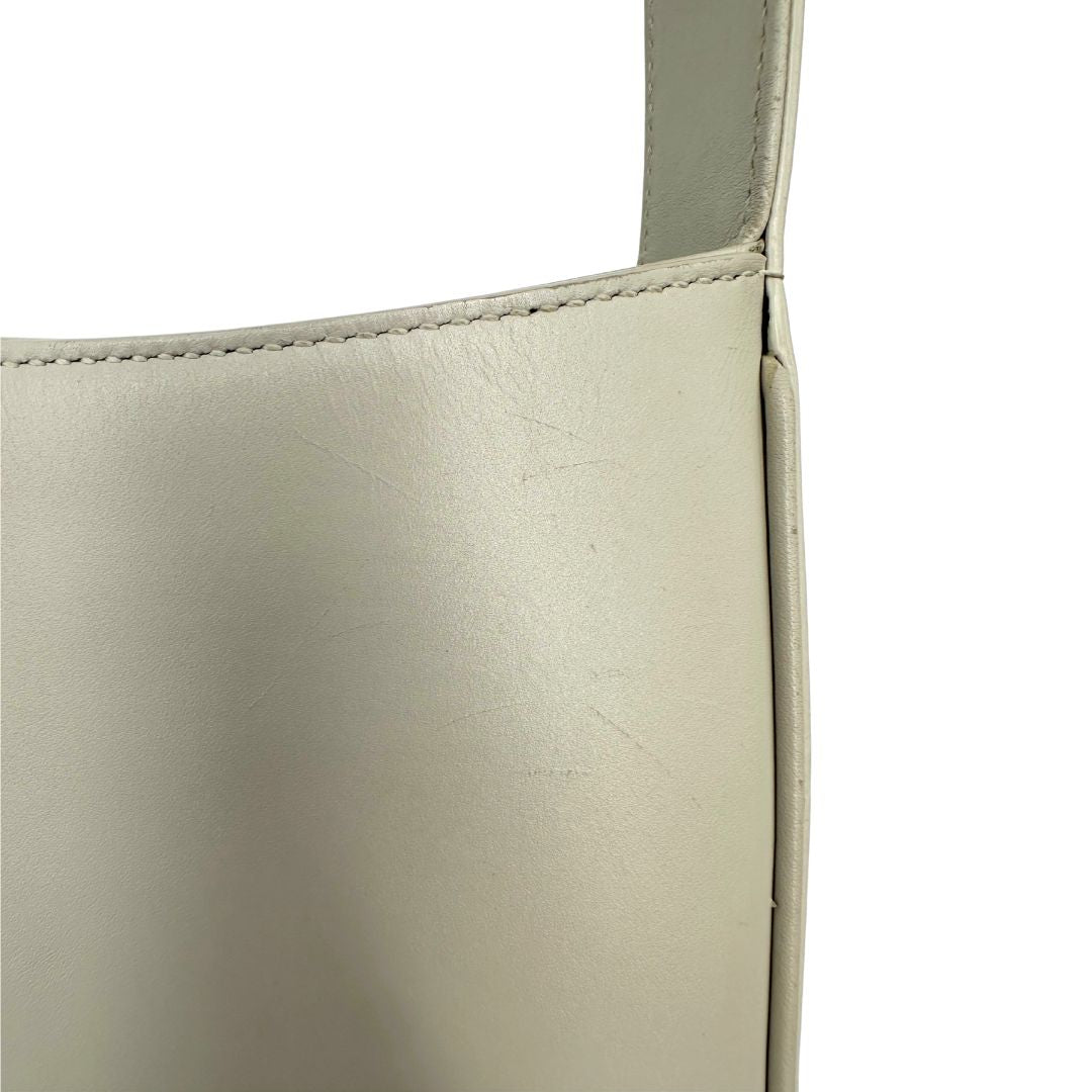 Borsa Saint Laurent LE 5 À 7 in pelle bianca, compatta e spaziosa, puoi portarla a mano o a spalla, di lusso, originale, ottime condizioni, usata.