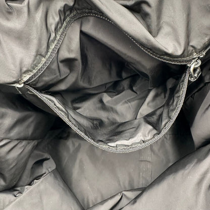 interno Borsa Prada in nylon stampato con motivo geometrico all-over nei toni del blu e bianco, arricchita da doppi manici in pelle nera, di lusso, originale, ottime condizioni, usata. 