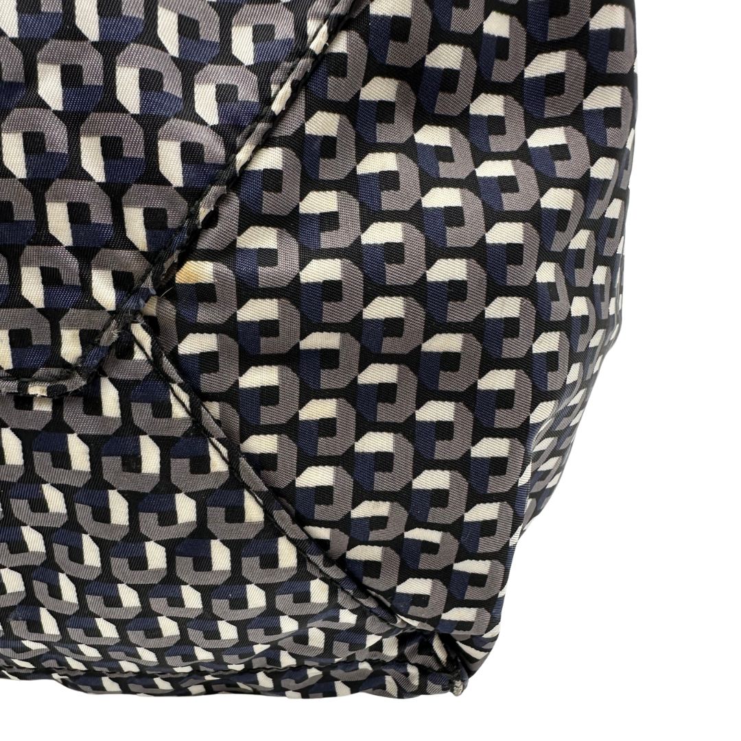 angolo Borsa Prada in nylon stampato con motivo geometrico all-over nei toni del blu e bianco, arricchita da doppi manici in pelle nera, di lusso, originale, ottime condizioni, usata. 