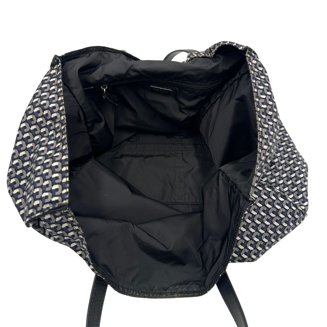 interno Borsa Prada in nylon stampato con motivo geometrico all-over nei toni del blu e bianco, arricchita da doppi manici in pelle nera, di lusso, originale, ottime condizioni, usata. 