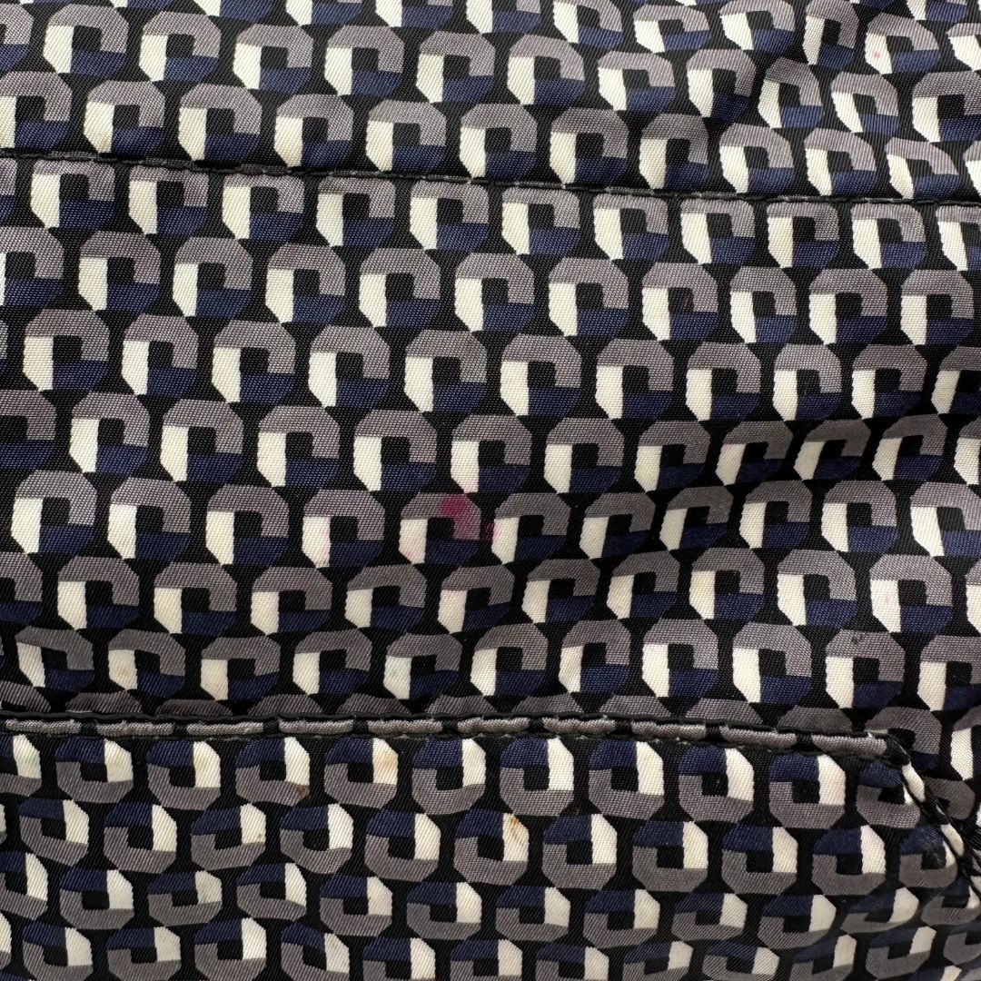 Borsa Prada in nylon stampato con motivo geometrico all-over nei toni del blu e bianco, arricchita da doppi manici in pelle nera, di lusso, originale, ottime condizioni, usata. 