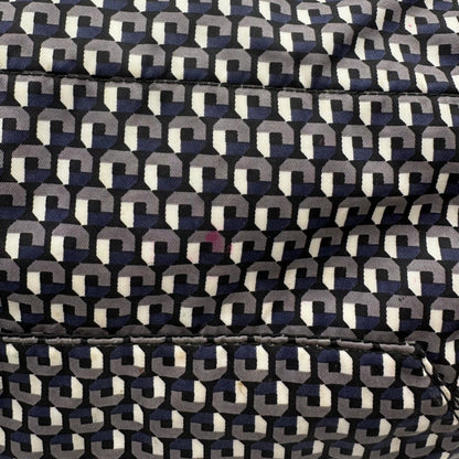 Borsa Prada in nylon stampato con motivo geometrico all-over nei toni del blu e bianco, arricchita da doppi manici in pelle nera, di lusso, originale, ottime condizioni, usata. 