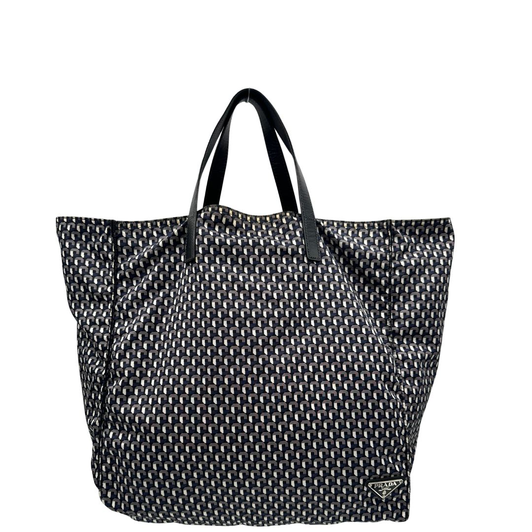 front Borsa Prada in nylon stampato con motivo geometrico all-over nei toni del blu e bianco, arricchita da doppi manici in pelle nera, di lusso, originale, ottime condizioni, usata. 