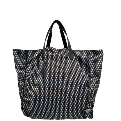 front Borsa Prada in nylon stampato con motivo geometrico all-over nei toni del blu e bianco, arricchita da doppi manici in pelle nera, di lusso, originale, ottime condizioni, usata. 