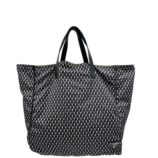 front Borsa Prada in nylon stampato con motivo geometrico all-over nei toni del blu e bianco, arricchita da doppi manici in pelle nera, di lusso, originale, ottime condizioni, usata. 
