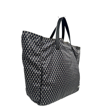 lato Borsa Prada in nylon stampato con motivo geometrico all-over nei toni del blu e bianco, arricchita da doppi manici in pelle nera, di lusso, originale, ottime condizioni, usata. 
