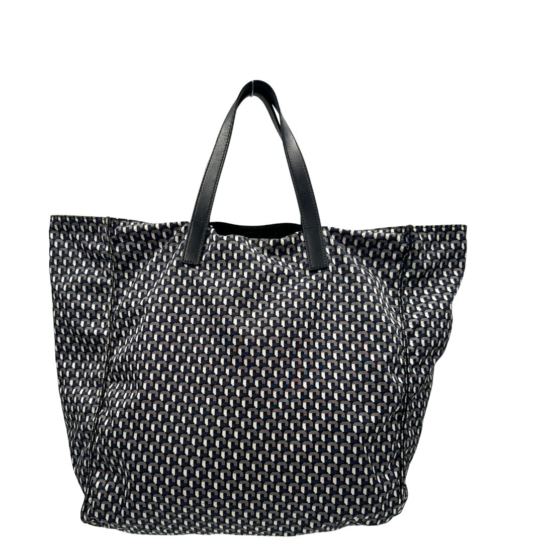 retro Borsa Prada in nylon stampato con motivo geometrico all-over nei toni del blu e bianco, arricchita da doppi manici in pelle nera, di lusso, originale, ottime condizioni, usata. 