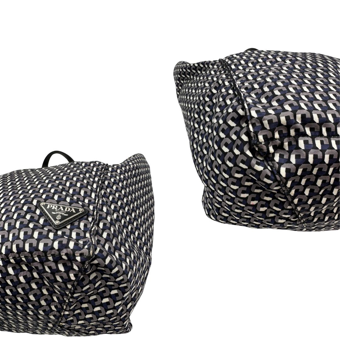 angoli Borsa Prada in nylon stampato con motivo geometrico all-over nei toni del blu e bianco, arricchita da doppi manici in pelle nera, di lusso, originale, ottime condizioni, usata. 