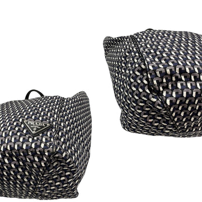 angoli Borsa Prada in nylon stampato con motivo geometrico all-over nei toni del blu e bianco, arricchita da doppi manici in pelle nera, di lusso, originale, ottime condizioni, usata. 