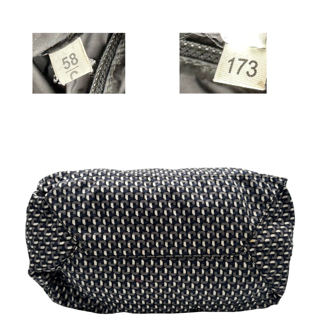 base Borsa Prada in nylon stampato con motivo geometrico all-over nei toni del blu e bianco, arricchita da doppi manici in pelle nera, di lusso, originale, ottime condizioni, usata. 
