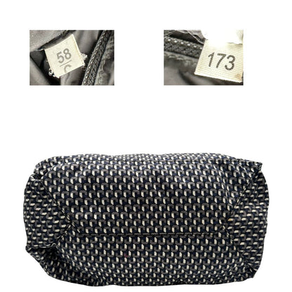 base Borsa Prada in nylon stampato con motivo geometrico all-over nei toni del blu e bianco, arricchita da doppi manici in pelle nera, di lusso, originale, ottime condizioni, usata. 