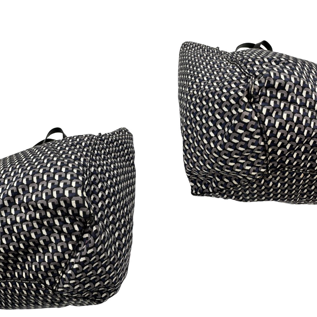 angoli Borsa Prada in nylon stampato con motivo geometrico all-over nei toni del blu e bianco, arricchita da doppi manici in pelle nera, di lusso, originale, ottime condizioni, usata. 