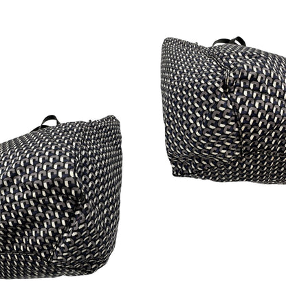 angoli Borsa Prada in nylon stampato con motivo geometrico all-over nei toni del blu e bianco, arricchita da doppi manici in pelle nera, di lusso, originale, ottime condizioni, usata. 
