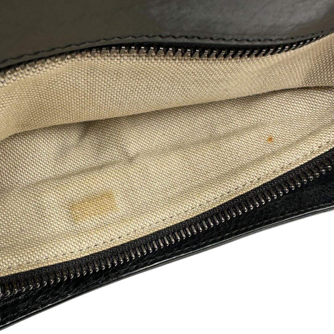 Borsa da viaggio D&G realizzata in pelle nera con hardware argentato anticato e charms decorativi. Indossabile a mano oppure a tracolla. Originale, usata, di lusso, in ottime condizioni.