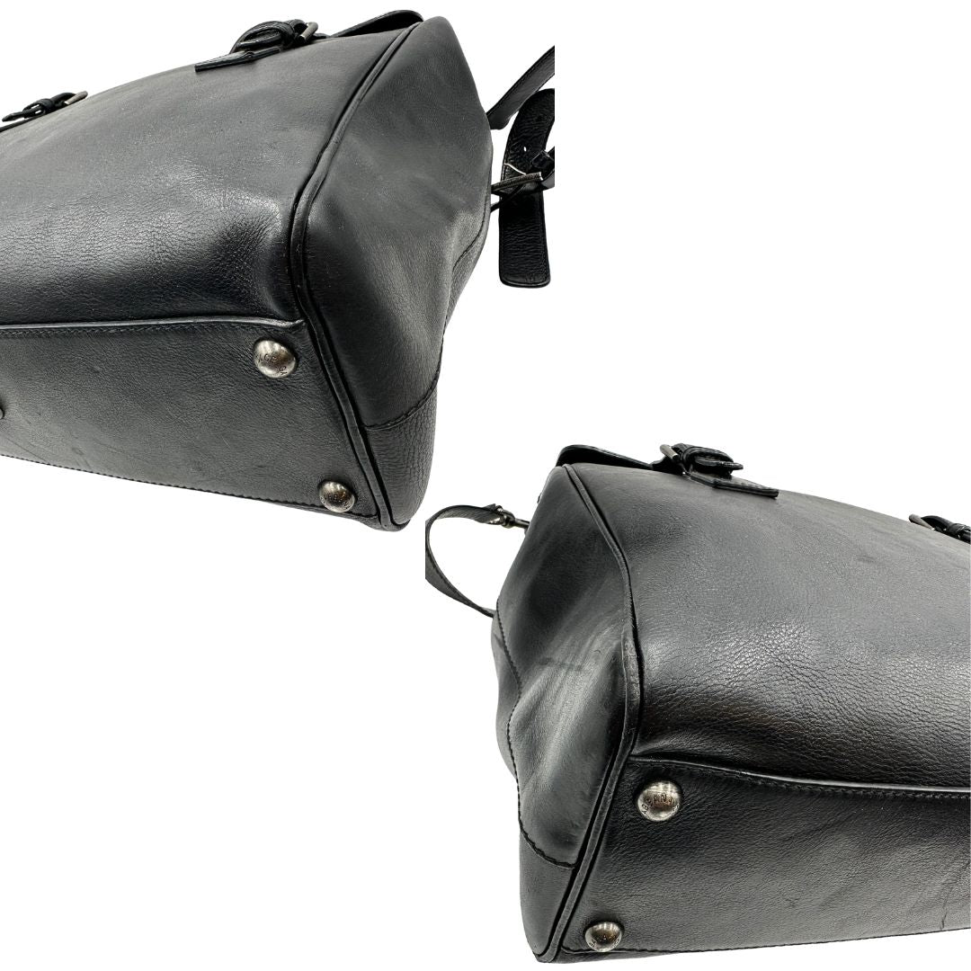 Angoli, Borsa da viaggio D&G realizzata in pelle nera con hardware argentato anticato e charms decorativi. Indossabile a mano oppure a tracolla. Originale, usata, di lusso, in ottime condizioni.
