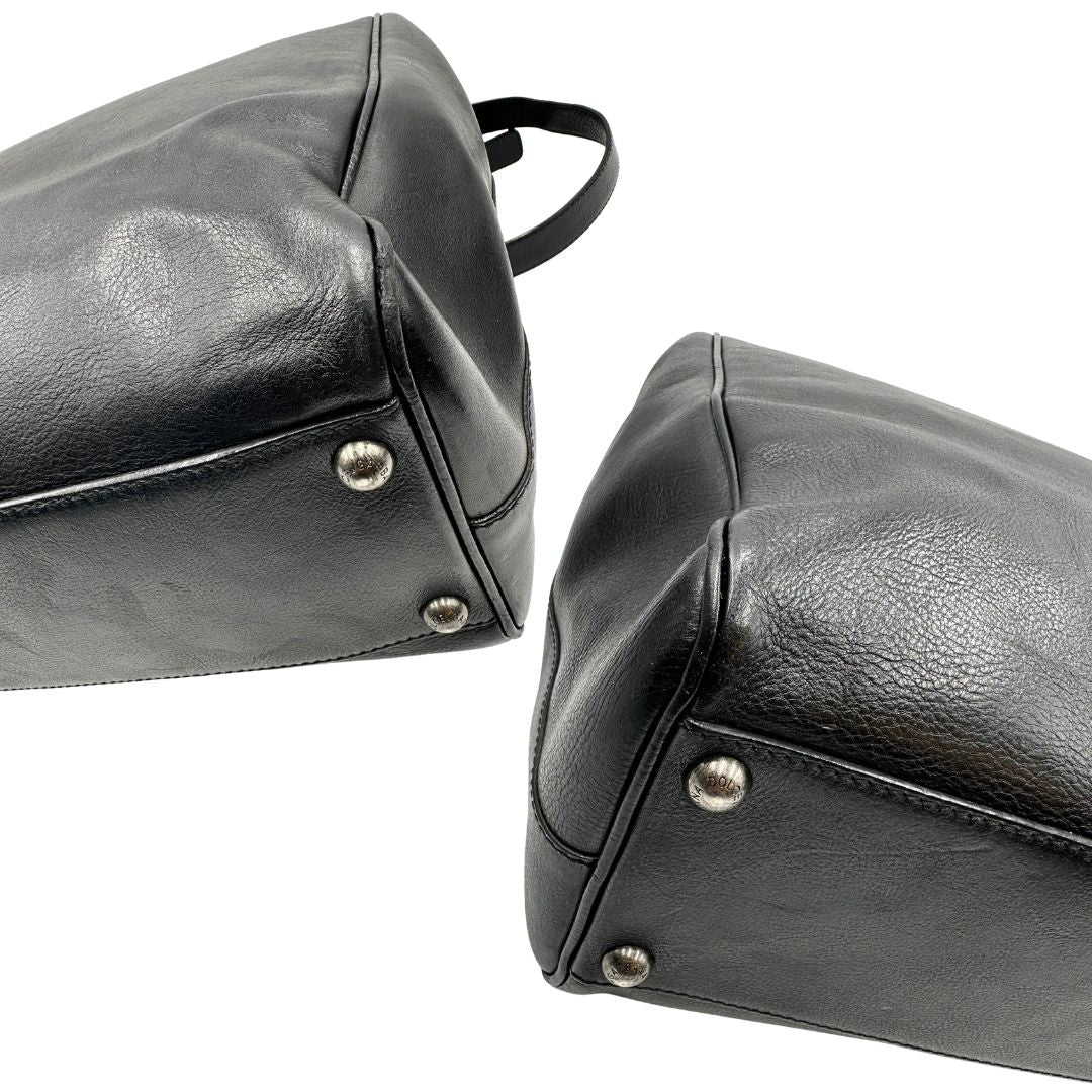 Angoli, Borsa da viaggio D&G realizzata in pelle nera con hardware argentato anticato e charms decorativi. Indossabile a mano oppure a tracolla. Originale, usata, di lusso, in ottime condizioni.