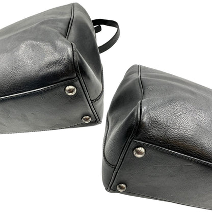 Angoli, Borsa da viaggio D&G realizzata in pelle nera con hardware argentato anticato e charms decorativi. Indossabile a mano oppure a tracolla. Originale, usata, di lusso, in ottime condizioni.