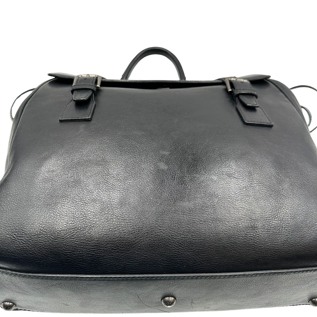 Borsa da viaggio D&G realizzata in pelle nera con hardware argentato anticato e charms decorativi. Indossabile a mano oppure a tracolla. Originale, usata, di lusso, in ottime condizioni.