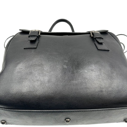 Borsa da viaggio D&G realizzata in pelle nera con hardware argentato anticato e charms decorativi. Indossabile a mano oppure a tracolla. Originale, usata, di lusso, in ottime condizioni.