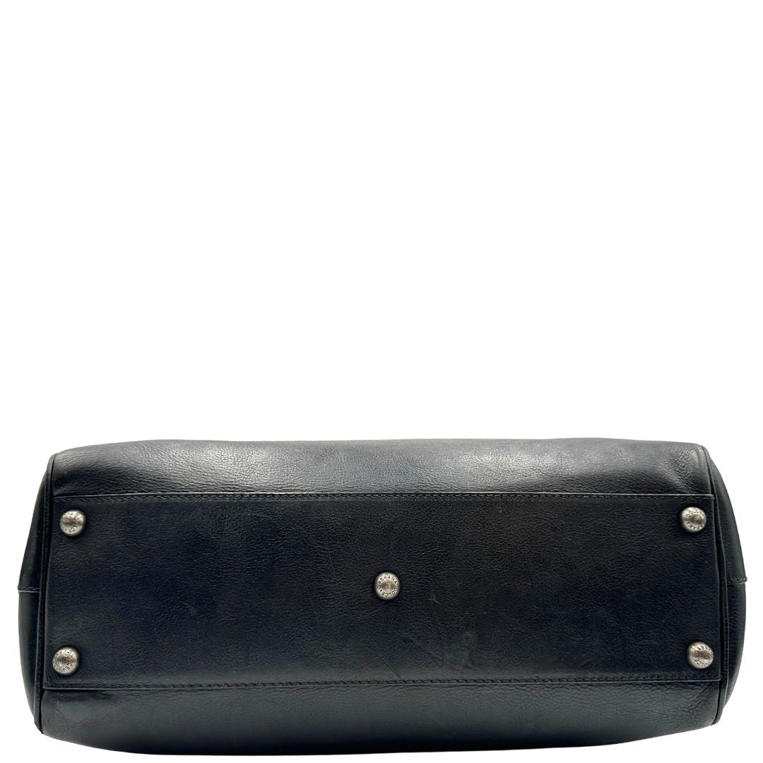 Base, Borsa da viaggio D&G realizzata in pelle nera con hardware argentato anticato e charms decorativi. Indossabile a mano oppure a tracolla. Originale, usata, di lusso, in ottime condizioni.