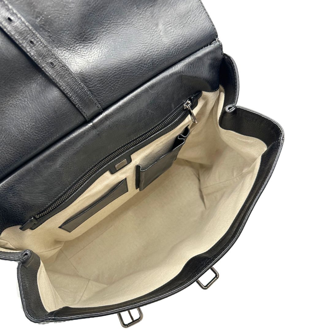 Interno, Borsa da viaggio D&G realizzata in pelle nera con hardware argentato anticato e charms decorativi. Indossabile a mano oppure a tracolla. Originale, usata, di lusso, in ottime condizioni.