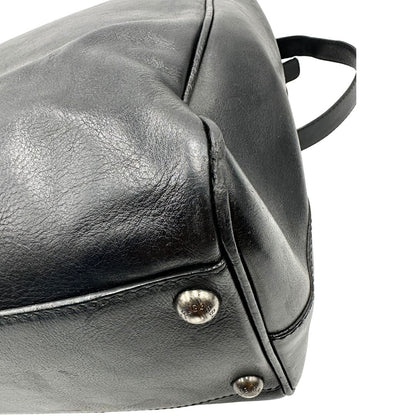 Angoli, Borsa da viaggio D&G realizzata in pelle nera con hardware argentato anticato e charms decorativi. Indossabile a mano oppure a tracolla. Originale, usata, di lusso, in ottime condizioni.