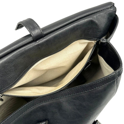 Tasca interna, Borsa da viaggio D&G realizzata in pelle nera con hardware argentato anticato e charms decorativi. Indossabile a mano oppure a tracolla. Originale, usata, di lusso, in ottime condizioni.