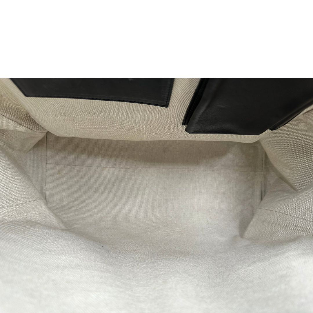 Interno, Borsa da viaggio D&G realizzata in pelle nera con hardware argentato anticato e charms decorativi. Indossabile a mano oppure a tracolla. Originale, usata, di lusso, in ottime condizioni.