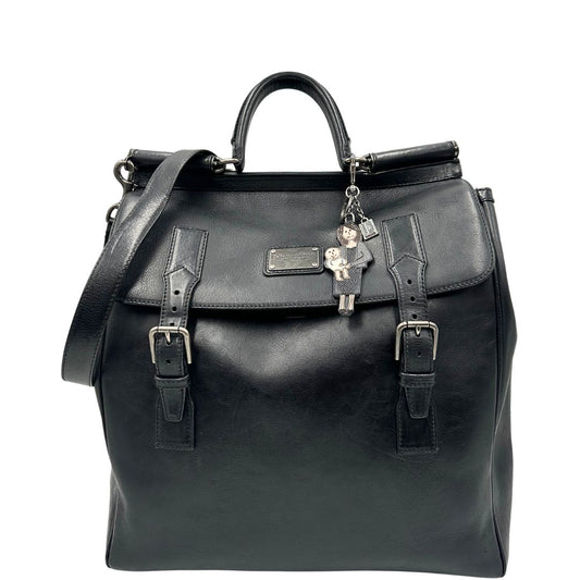 Front, Borsa da viaggio D&G realizzata in pelle nera con hardware argentato anticato e charms decorativi. Indossabile a mano oppure a tracolla. Originale, usata, di lusso, in ottime condizioni.